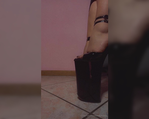 Nikykikka aka nikykikka Foot Fetish - 03-20-2024 OnlyFans Video - Part 1