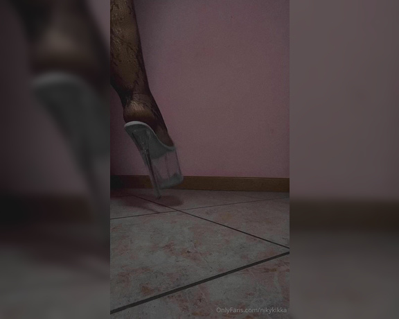 Nikykikka aka nikykikka Foot Fetish - 03-03-2024 OnlyFans Video - Shoes