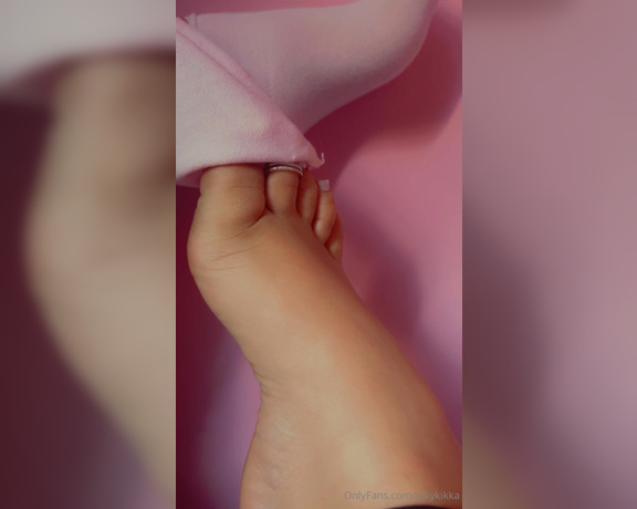 Nikykikka aka nikykikka Foot Fetish - 05-19-2024 OnlyFans Video - Lazy day