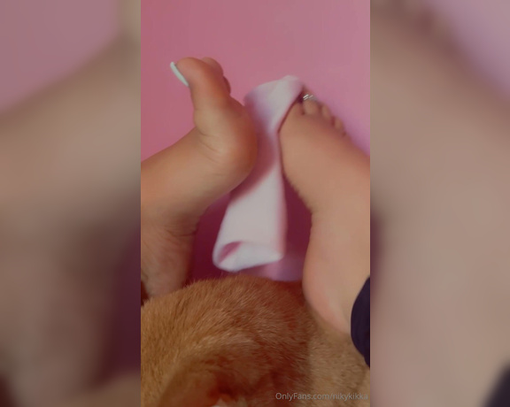 Nikykikka aka nikykikka Foot Fetish - 05-19-2024 OnlyFans Video - Lazy day