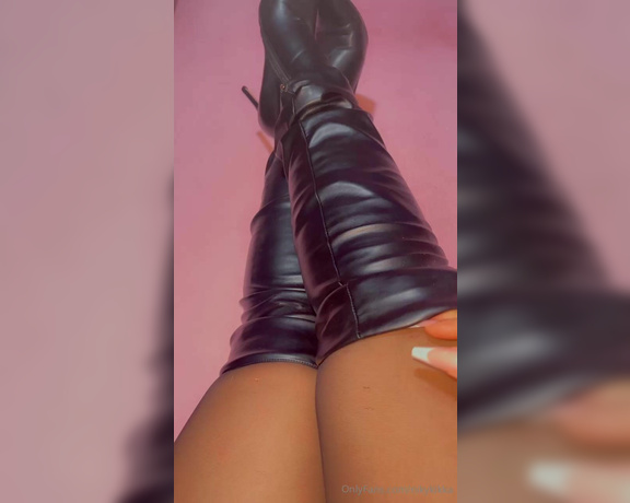 Nikykikka aka nikykikka Foot Fetish - 09-09-2024 OnlyFans Video - Back with this baby