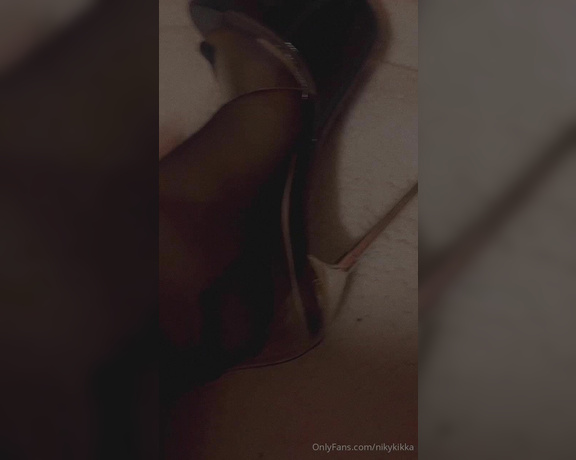 Nikykikka aka nikykikka Foot Fetish - 09-28-2024 OnlyFans Video - Dangling Back