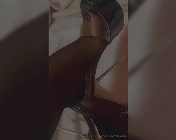 Nikykikka aka nikykikka Foot Fetish - 09-28-2024 OnlyFans Video - Dangling Back