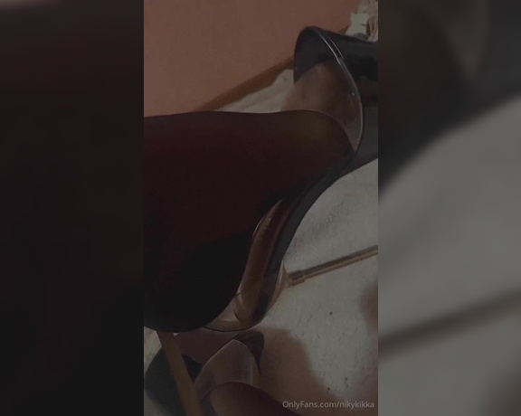 Nikykikka aka nikykikka Foot Fetish - 09-28-2024 OnlyFans Video - Dangling Back