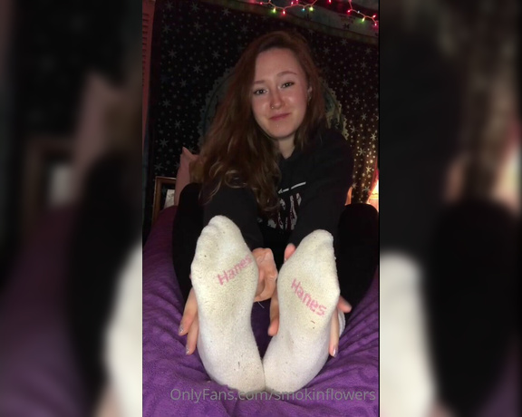 Goddess Flower aka smokinflowers Foot Fetish - 07-01-2023 OnlyFans Video - Its hilarious, I could be completely covered up and youd STILL simp for me  thats