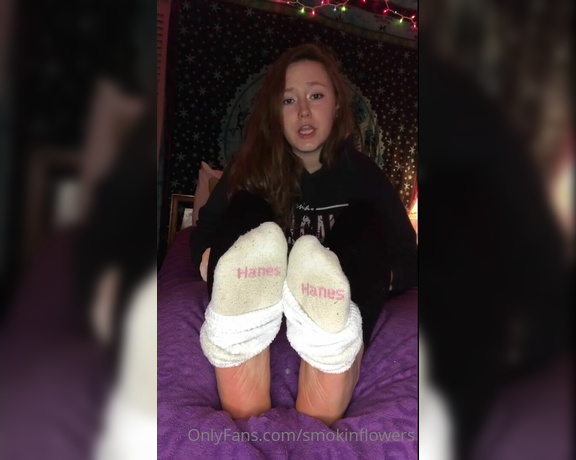 Goddess Flower aka smokinflowers Foot Fetish - 07-01-2023 OnlyFans Video - Its hilarious, I could be completely covered up and youd STILL simp for me  thats