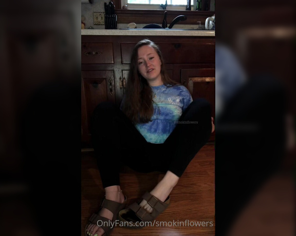 Goddess Flower aka smokinflowers Foot Fetish - 05-26-2023 OnlyFans Video - POV youre a plumber that came over to fix my leaking sink but you get caught