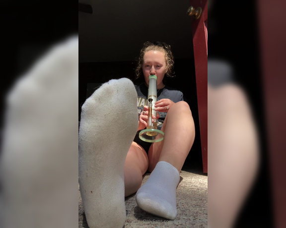 Goddess Flower aka smokinflowers Foot Fetish - 09-08-2023 OnlyFans Video - My favorite way to relax after a gym sesh bong rips, sunshine and you cleaning my