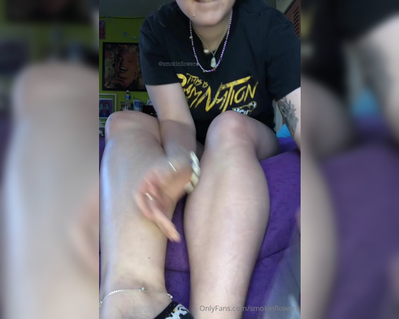 Goddess Flower aka smokinflowers Foot Fetish - 11-18-2023 OnlyFans Video - Removing my sweaty socks and shoes after a leg and booty day