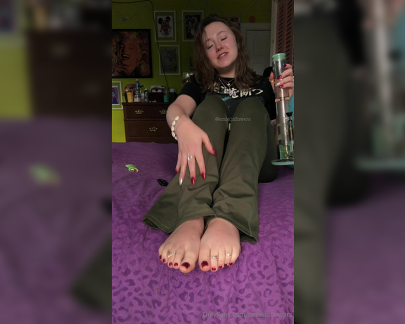 Goddess Flower aka smokinflowers Foot Fetish - 12-30-2023 OnlyFans Video - Toe wiggles and bong rips