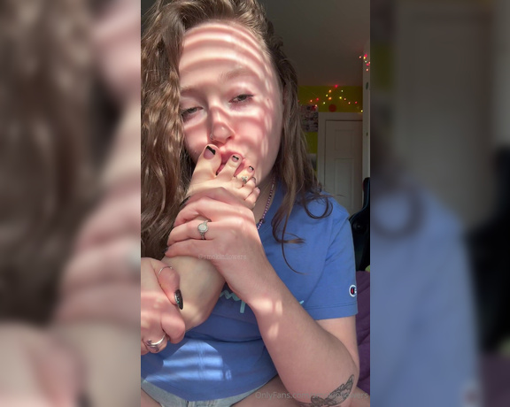 Goddess Flower aka smokinflowers Foot Fetish - 03-10-2024 OnlyFans Video - Self_worship Sunday  3 mins