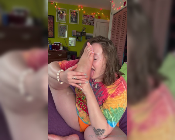 Goddess Flower aka smokinflowers Foot Fetish - 04-14-2024 OnlyFans Video - Self_worship Sunday with a light purple pedi