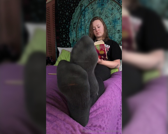 Goddess Flower aka smokinflowers Foot Fetish - 02-05-2024 OnlyFans Video - Ignoring you in dirty black Nike crew socks  2 mins