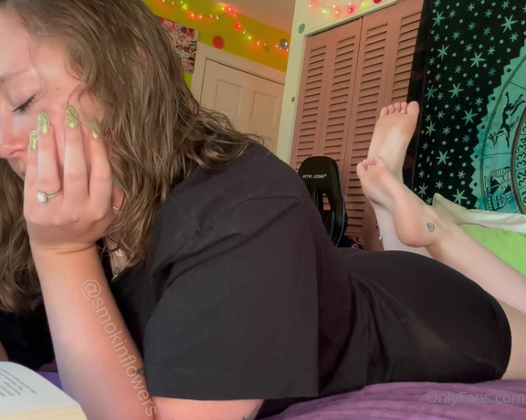 Goddess Flower aka smokinflowers Foot Fetish - 07-13-2024 OnlyFans Video - Ignoring you while I read in The Pose 10