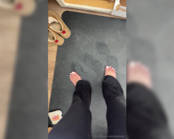 Keeley Kennedy aka keeleyk Foot Fetish - 11-19-2024 OnlyFans Video - My feet get so sweaty in my Uggs at work, wouldnt you like to lick them