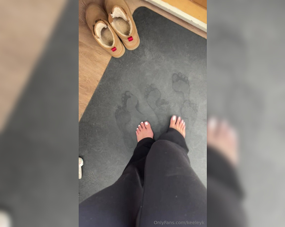 Keeley Kennedy aka keeleyk Foot Fetish - 11-19-2024 OnlyFans Video - My feet get so sweaty in my Uggs at work, wouldnt you like to lick them