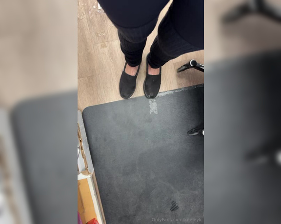 Keeley Kennedy aka keeleyk Foot Fetish - 11-28-2024 OnlyFans Video - My feet get so sweaty at work