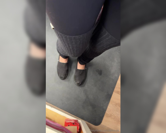 Keeley Kennedy aka keeleyk Foot Fetish - 11-28-2024 OnlyFans Video - My feet get so sweaty at work