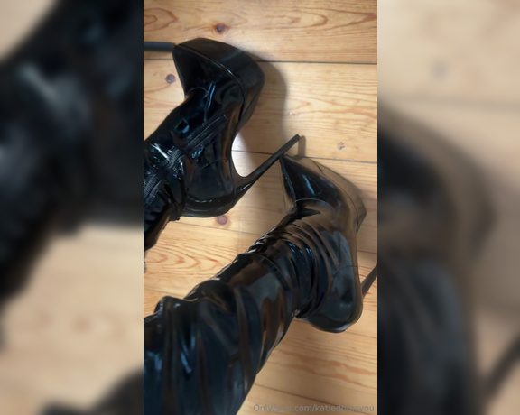 Katie Jane aka katiedomsyou Femdom - 10-23-2024 OnlyFans Video - Calling all boot slaves