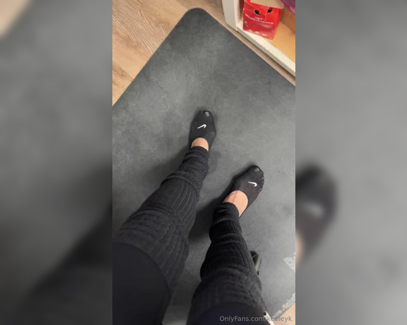 Keeley Kennedy aka keeleyk Foot Fetish - 11-28-2024 OnlyFans Video - My feet get so sweaty at work_g9rp