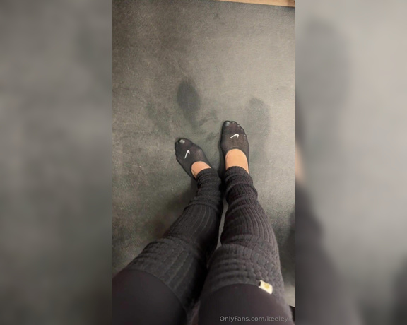 Keeley Kennedy aka keeleyk Foot Fetish - 11-28-2024 OnlyFans Video - My feet get so sweaty at work_g9rp