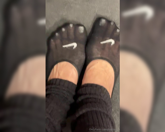 Keeley Kennedy aka keeleyk Foot Fetish - 11-28-2024 OnlyFans Video - My feet get so sweaty at work_g9rp