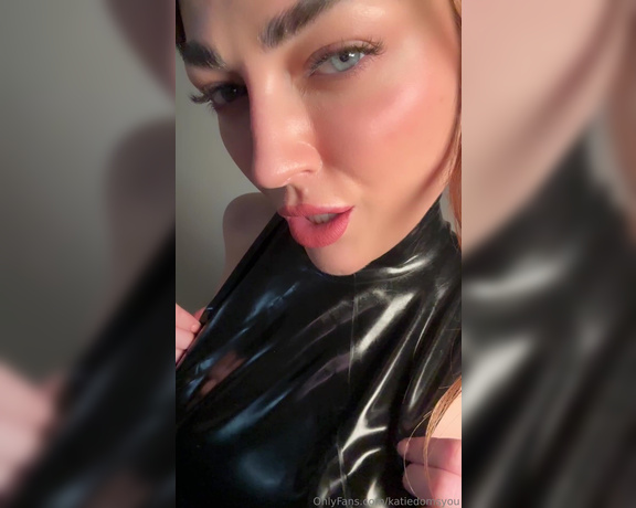 Katie Jane aka katiedomsyou Femdom - 07-31-2024 OnlyFans Video - DRINK UP SLAVE