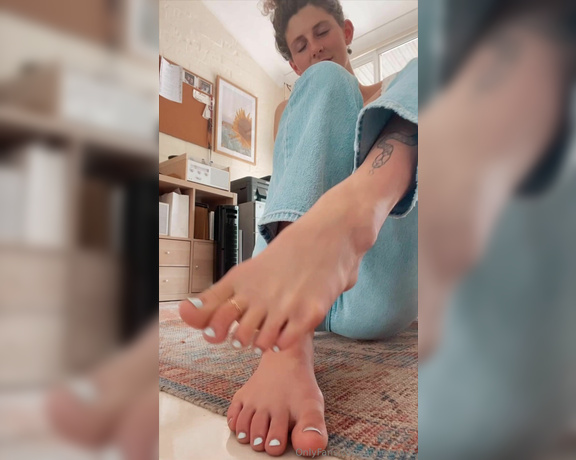 Aimeedayz aka aimeedayz - 11-29-2023 OnlyFans Video - Bought myself a long awaited treat of a real gold toe ring  Doesnt she look