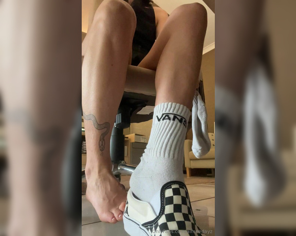 Aimeedayz aka aimeedayz - 01-12-2024 OnlyFans Video - Morning chores done  Shoes off amp into some computer work