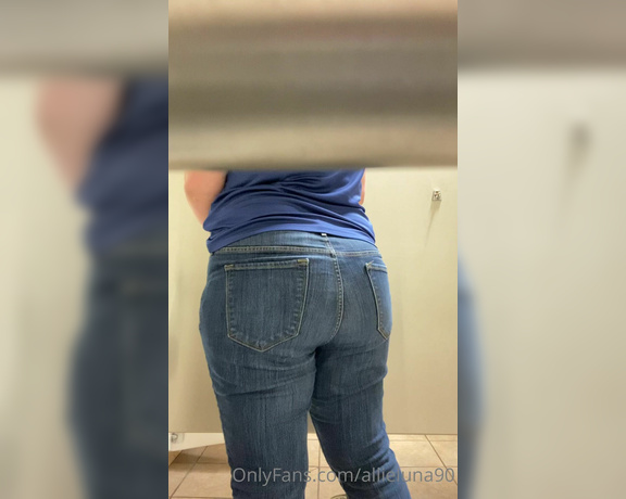 Allie Luna aka theallieluna - 01-23-2021 OnlyFans Video - Too bad I cant sneak you into this bathroom stall at work so you could fuck