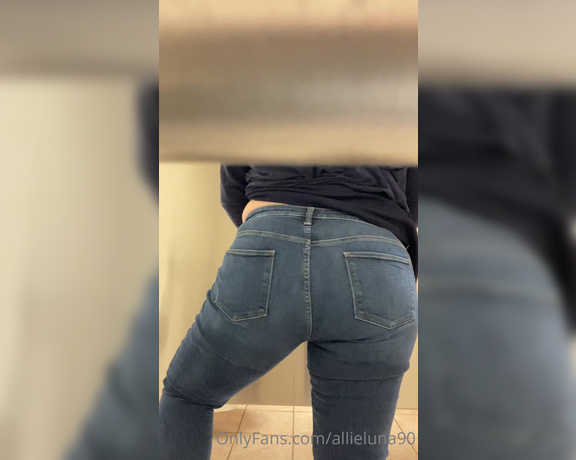 Allie Luna aka theallieluna - 02-13-2021 OnlyFans Video - Let me sit this ass on you