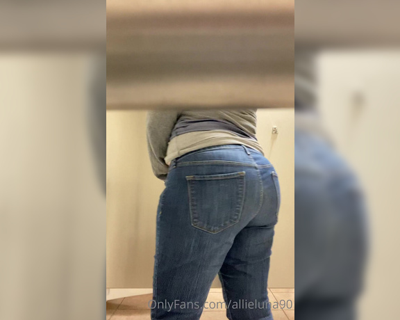 Allie Luna aka theallieluna - 01-28-2021 OnlyFans Video - Sneaking in the bathroom at work to give you a shot of my booty