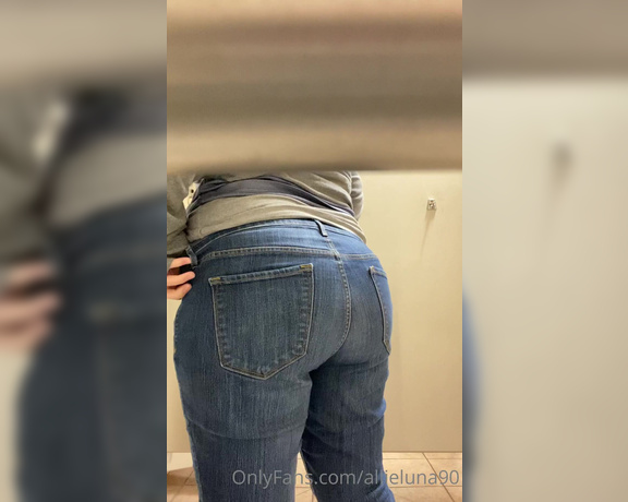 Allie Luna aka theallieluna - 01-28-2021 OnlyFans Video - Sneaking in the bathroom at work to give you a shot of my booty