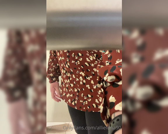 Allie Luna aka theallieluna - 02-03-2021 OnlyFans Video - Do you like these bathroom break ass shake videos