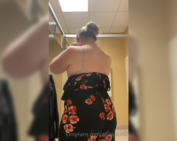 Allie Luna aka theallieluna - 03-04-2021 OnlyFans Video - The work bathroom got a little more saucy today