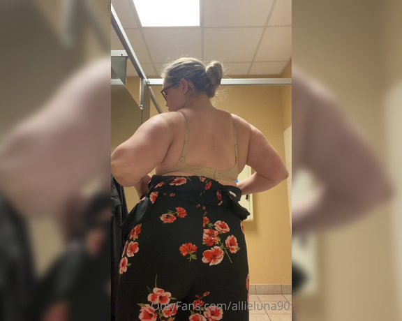 Allie Luna aka theallieluna - 03-04-2021 OnlyFans Video - The work bathroom got a little more saucy today