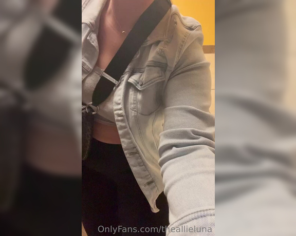 Allie Luna aka theallieluna - 05-04-2023 OnlyFans Video - Took a break from my errands to show you this booty