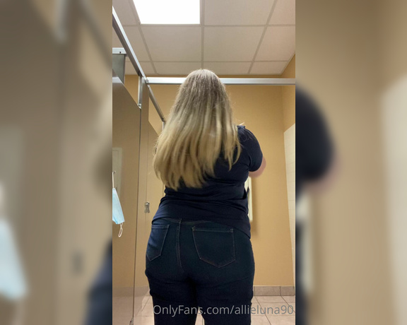 Allie Luna aka theallieluna - 05-15-2021 OnlyFans Video - Clapping in the work bathroom