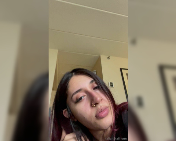 Bigb00tygodess aka italianstalllionn - 07-31-2024 OnlyFans Video - Come sniff this loser, it smells so good