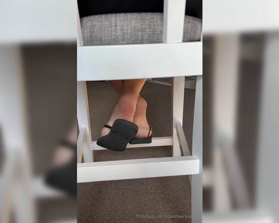 DeeDeeRican_Feet aka deedeericanfeet - 05-01-2024 OnlyFans Video - As requested Under the chair flip flop tease