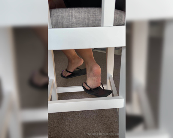 DeeDeeRican_Feet aka deedeericanfeet - 05-01-2024 OnlyFans Video - As requested Under the chair flip flop tease