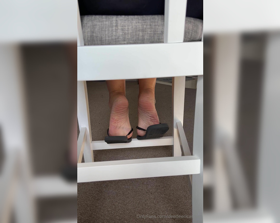 DeeDeeRican_Feet aka deedeericanfeet - 05-01-2024 OnlyFans Video - As requested Under the chair flip flop tease