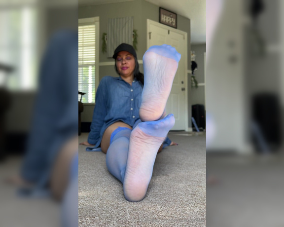 DeeDeeRican_Feet aka deedeericanfeet - 05-12-2024 OnlyFans Video - Gm As requested In sexy blue nylons tease