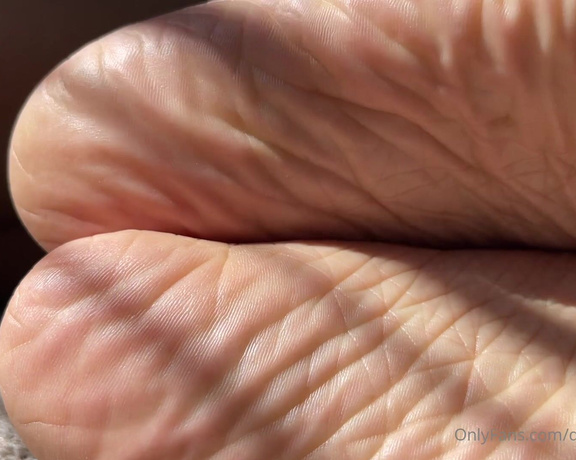 DeeDeeRican_Feet aka deedeericanfeet - 06-01-2024 OnlyFans Video - As requested Super closeups in the sunlight of my wrinkly heels,soles