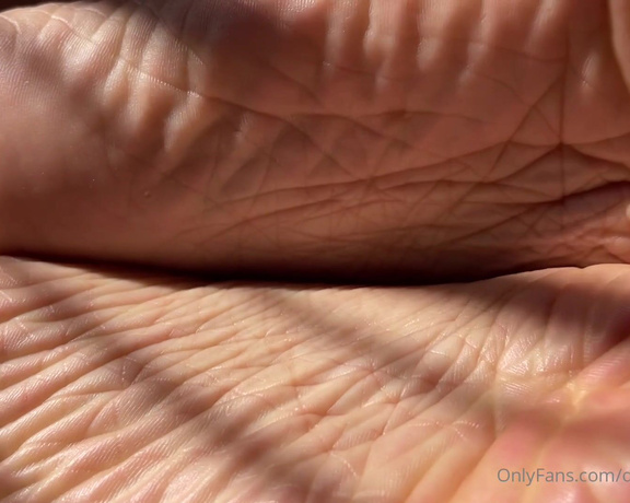 DeeDeeRican_Feet aka deedeericanfeet - 06-01-2024 OnlyFans Video - As requested Super closeups in the sunlight of my wrinkly heels,soles