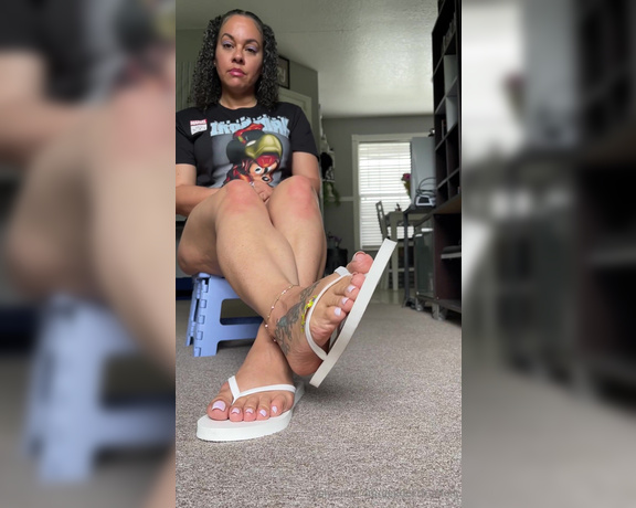 DeeDeeRican_Feet aka deedeericanfeet - 06-14-2024 OnlyFans Video - As requested Shoe play in these white flips flops