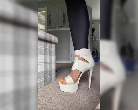 DeeDeeRican_Feet aka deedeericanfeet - 06-21-2024 OnlyFans Video - Heres a clip wit these massive heels I barely could walk in smh lol