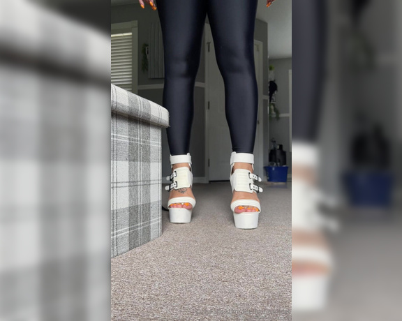 DeeDeeRican_Feet aka deedeericanfeet - 06-21-2024 OnlyFans Video - Heres a clip wit these massive heels I barely could walk in smh lol