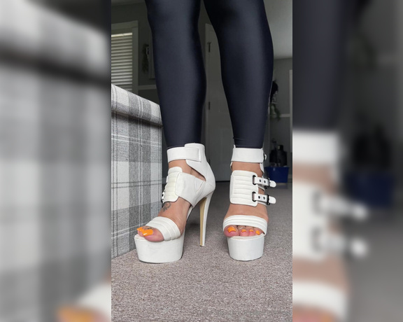 DeeDeeRican_Feet aka deedeericanfeet - 06-21-2024 OnlyFans Video - Heres a clip wit these massive heels I barely could walk in smh lol