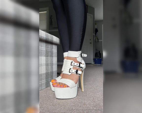 DeeDeeRican_Feet aka deedeericanfeet - 06-21-2024 OnlyFans Video - Heres a clip wit these massive heels I barely could walk in smh lol